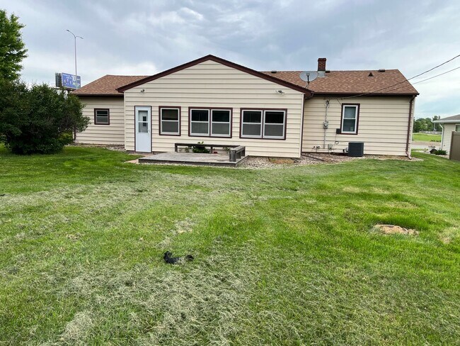 Building Photo - 2 Bed East Side Ranch with Partly Finished Basement!