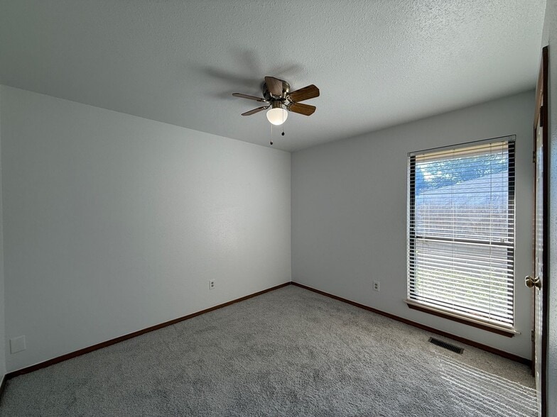 Building Photo - 213 Brackendale Ln