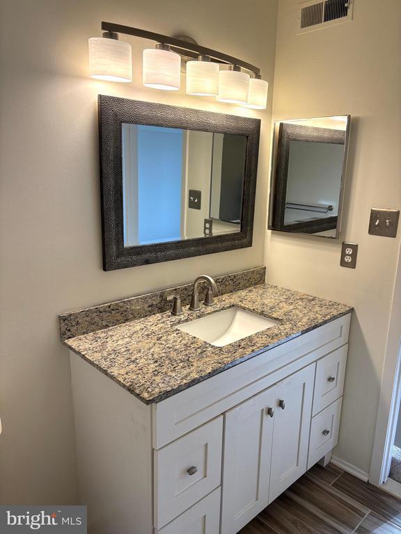 Building Photo - 1812 Hickory Cir