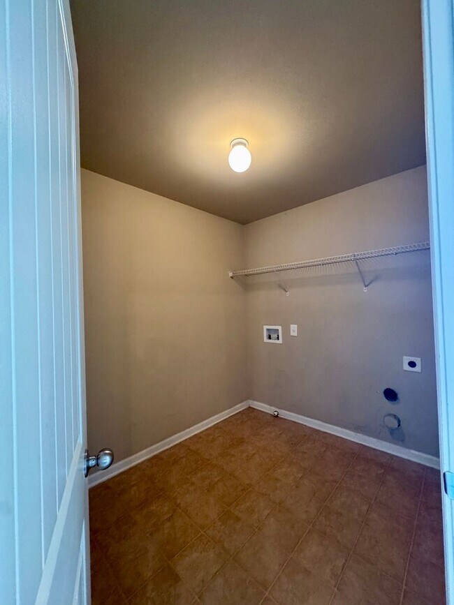 Building Photo - This beautiful 4-bedroom, 2.5-bath home Move-in ready and is waiting for you!