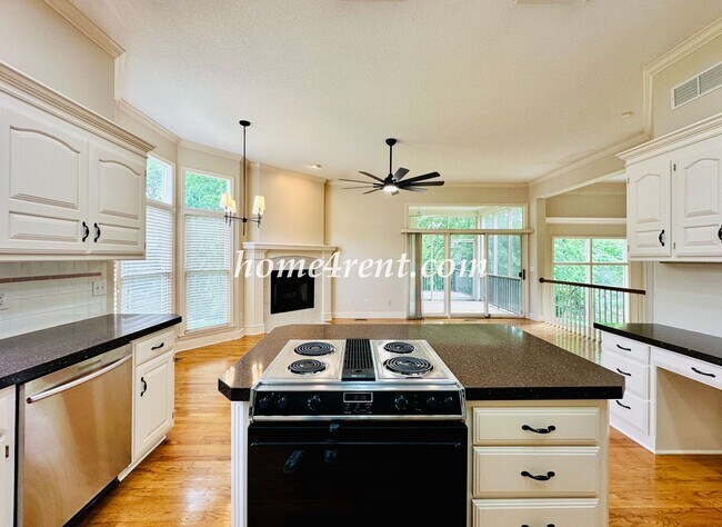 Building Photo - Exceptional 1.5 Story Home in the Prestigious Loch Lloyd Community!