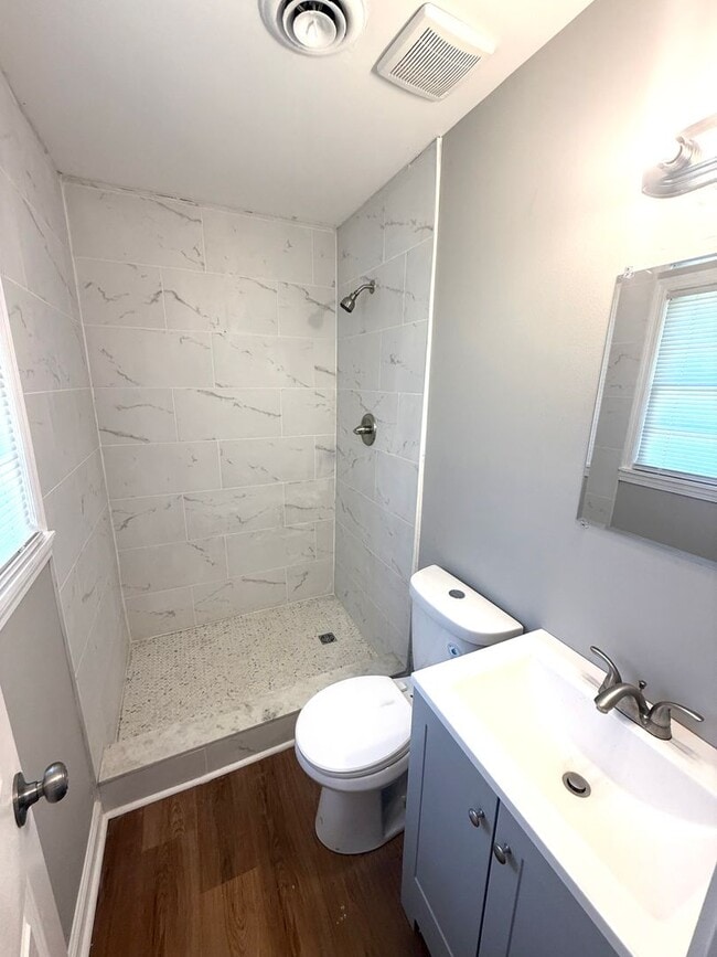 Building Photo - ** 6 Bed 2 Bath located off Wares Ferry ro...