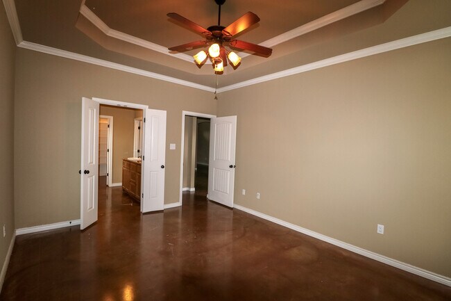 Building Photo - 3 Bedroom Single Family Home:  Refrigerato...