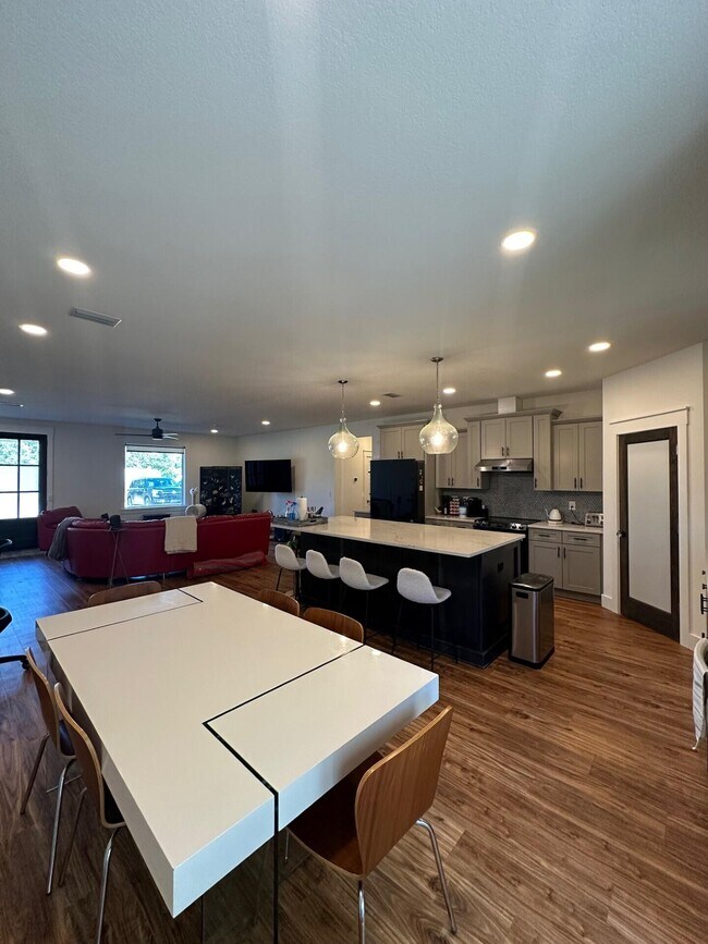 Building Photo - 4819 Whitewood Rd