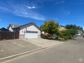 Building Photo - Green area 3 Bedroom 2 Bath with Garage