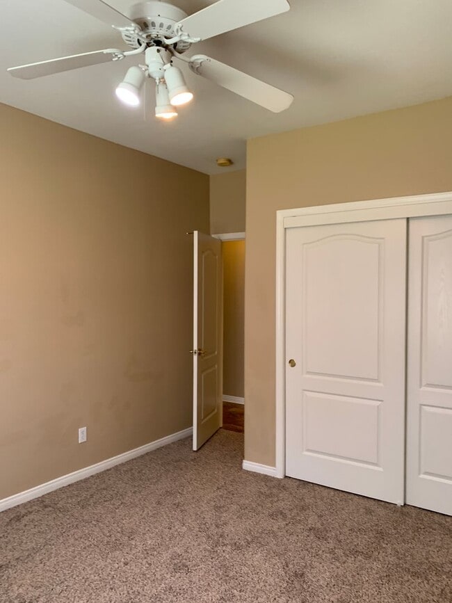 Building Photo - River Oaks Area Stockdale Highway & Buena Vista 93311 4+2 $2600