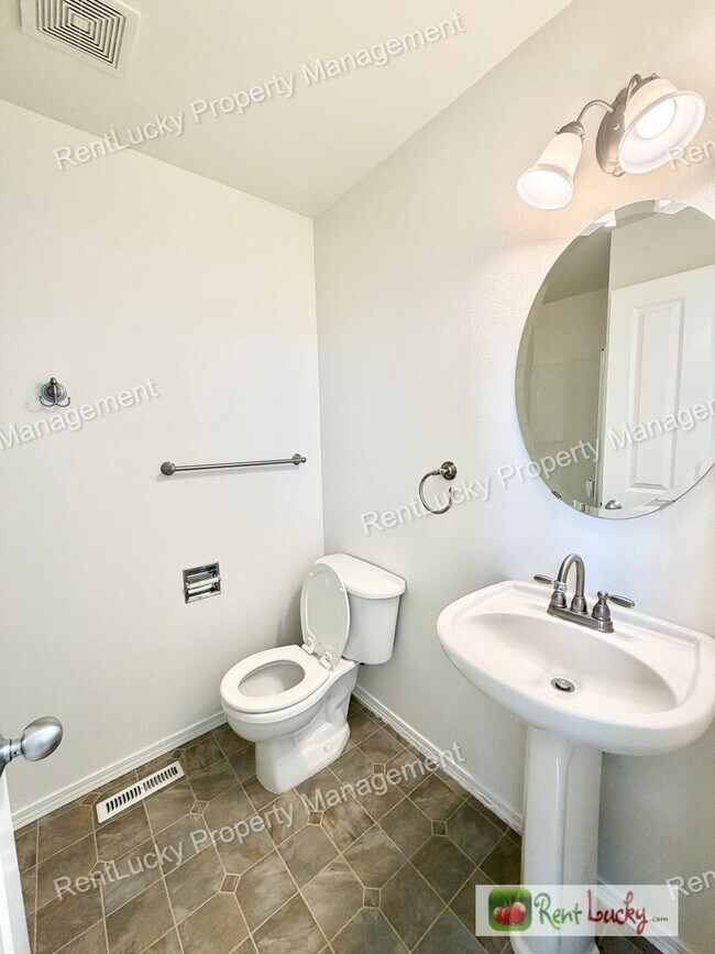 Building Photo - Beautiful 4 Bedroom Home in Lakeland Hills! High Ceilings, Natural Light, and Generous Layout!