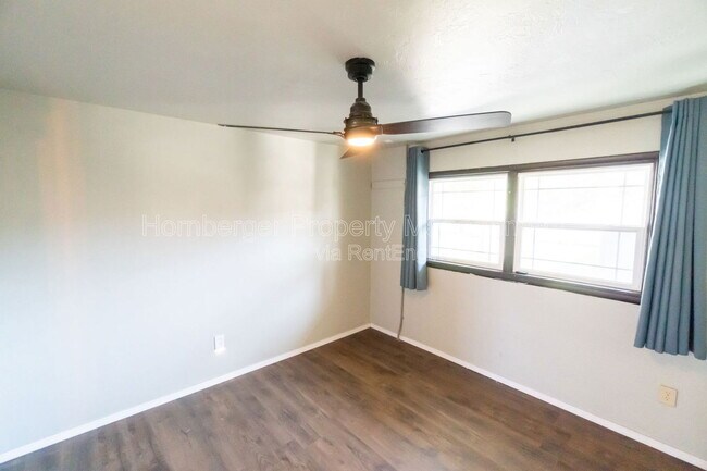 Building Photo - 4206 N Oak St