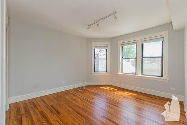 Building Photo - 2231 W Wilson Ave
