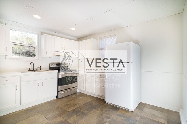 Building Photo - 130 Reems Creek Rd