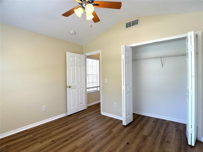 Building Photo - 526 Pine Cone Dr