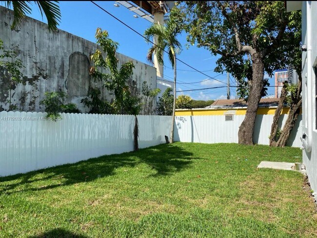 Building Photo - 584 NW 30th St