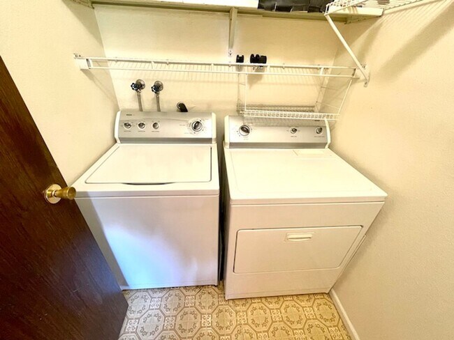 Building Photo - 2-Bedroom in Woodside Condos