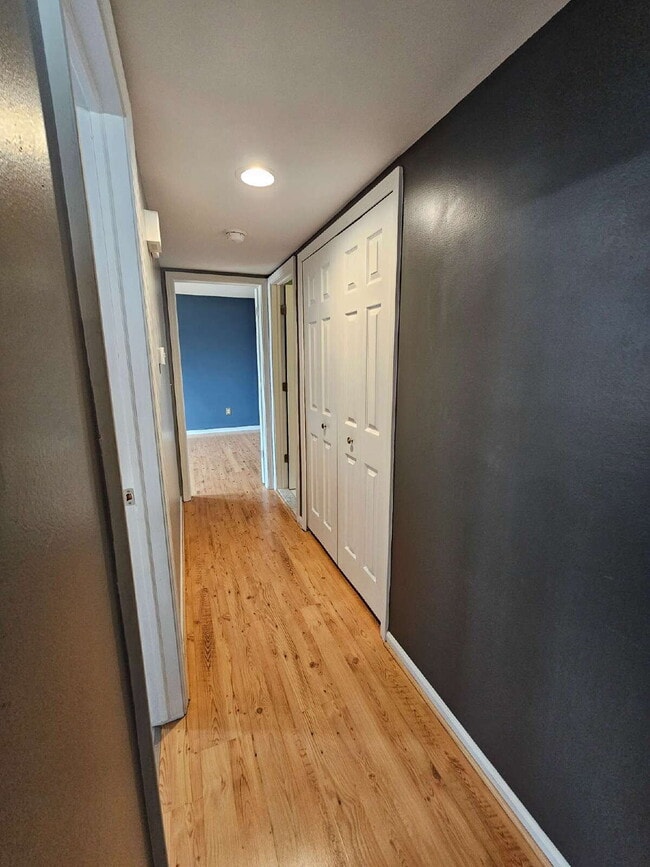Building Photo - 2 Bedroom Condo with Vaulted Ceiling, Open Kitchen, Attached Garage in Desirable Clinton Township...