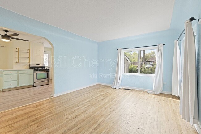 Building Photo - 156 S Newton St