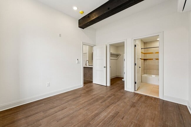 Building Photo - 401 Martin St