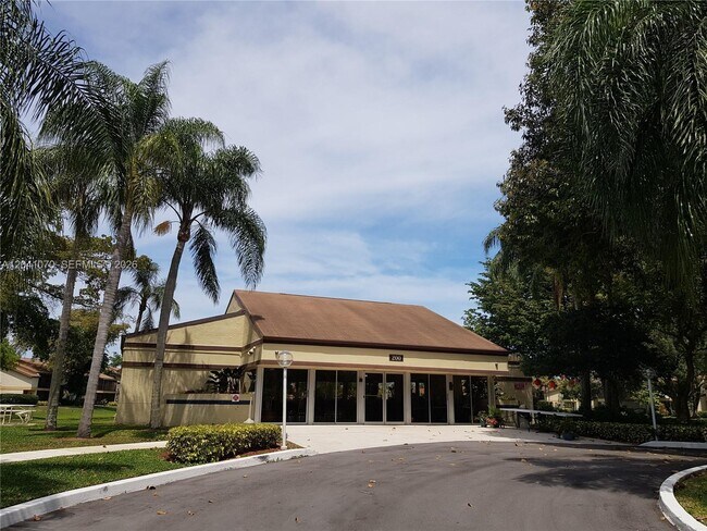 Building Photo - 703 Gardens Dr