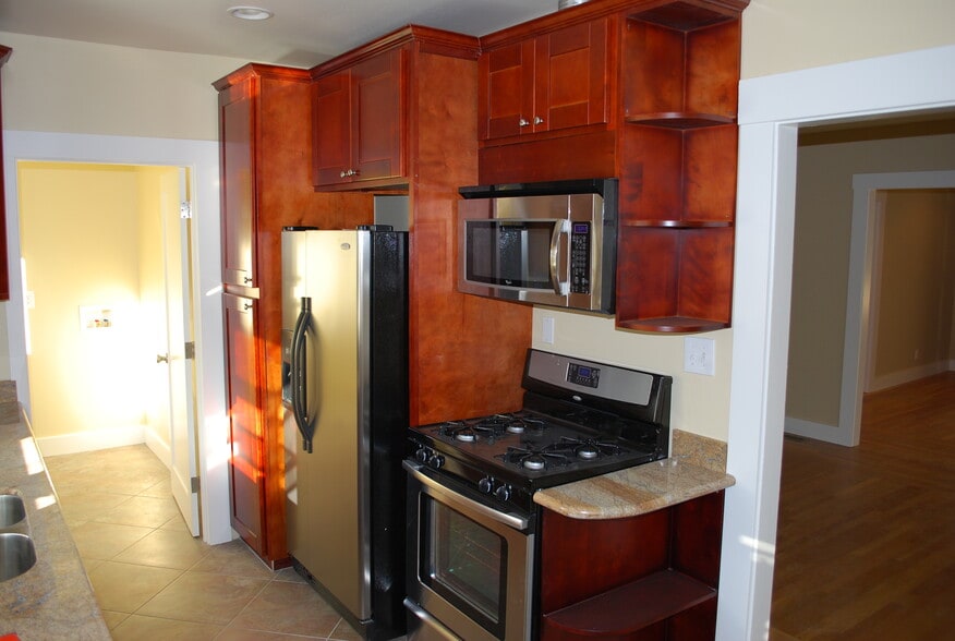 Kitchen - 869 Harding Ave