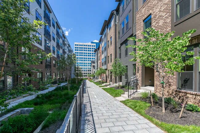 Building Photo - Elegant Townhome Living Near Herndon Conveniences