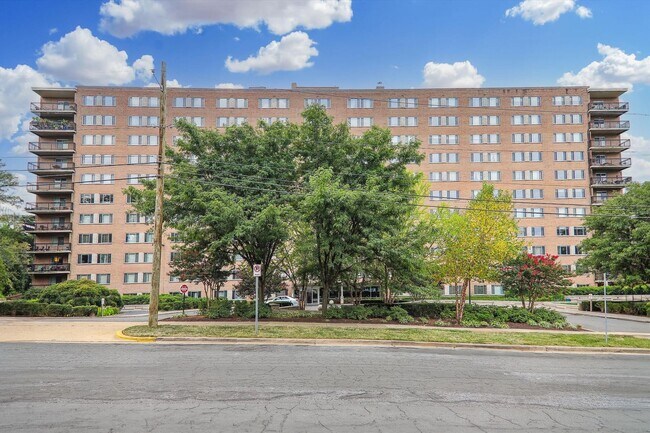 Building Photo - Spacious 1br/1bth Condo minutes from Downtown Silver Spring!