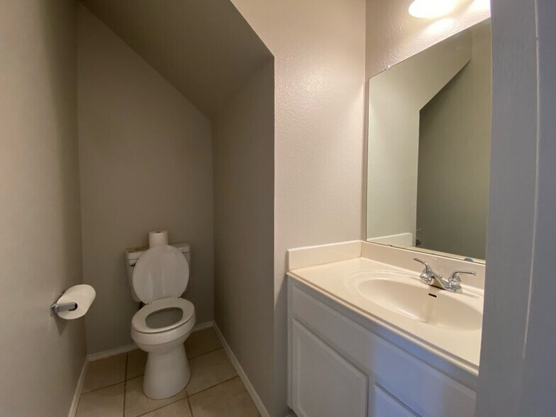 Building Photo - 2326 Clover Ridge Dr