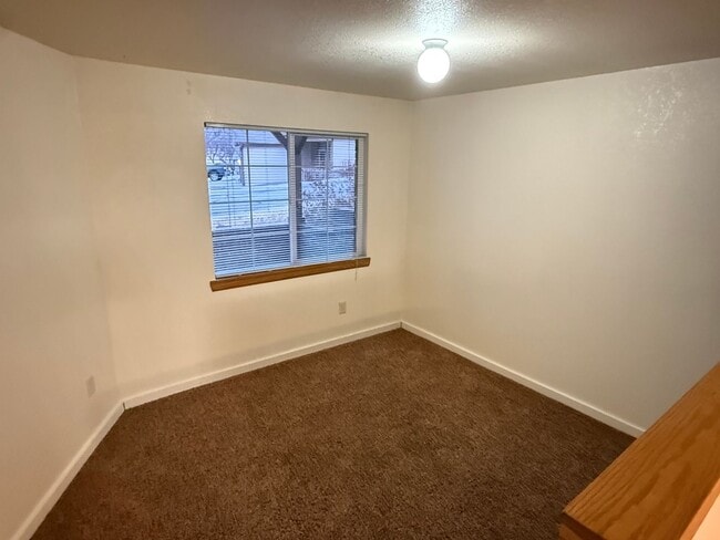Building Photo - Beautiful 3-Level Corner Unit Condo with Garage