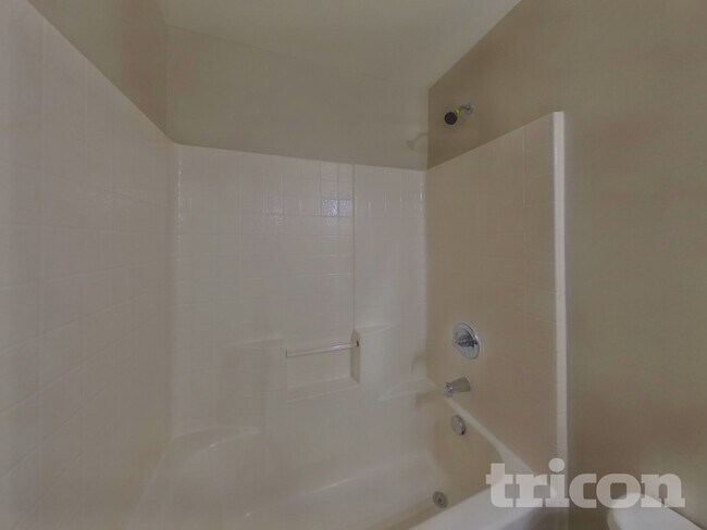 Building Photo - 806 Simones Ct