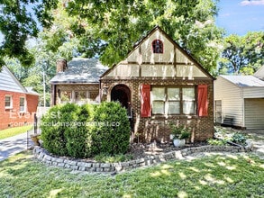 Building Photo - 1127 E 36th Pl