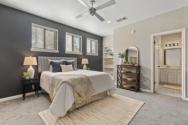 Building Photo - 611 E 45th St