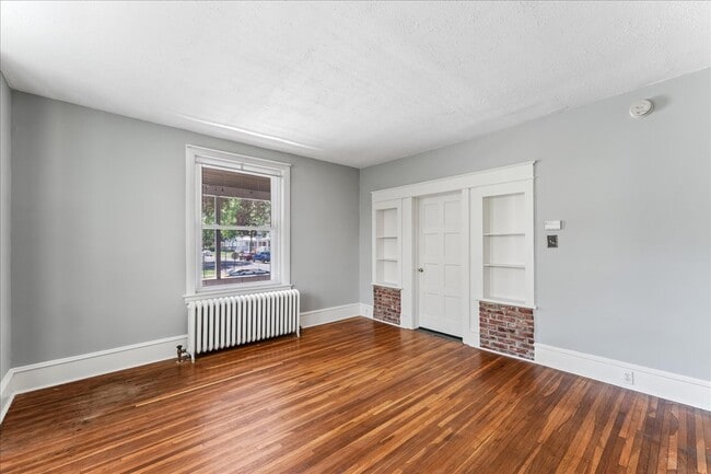 Building Photo - 909 10th Ave