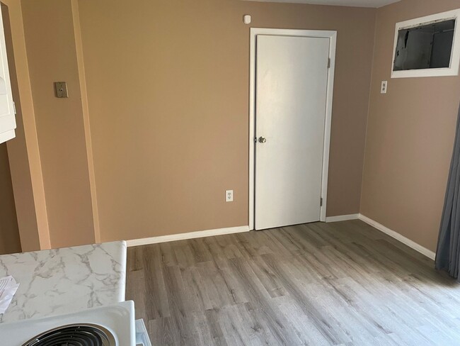 Building Photo - 910 SqFt 2 Bedroom Apartment