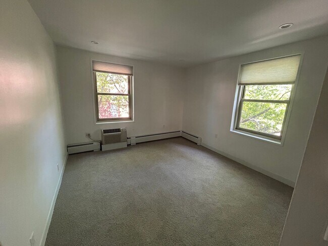 Building Photo - 10 Camelot Ct