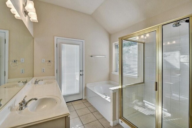 Building Photo - 1016 Savanna Ln