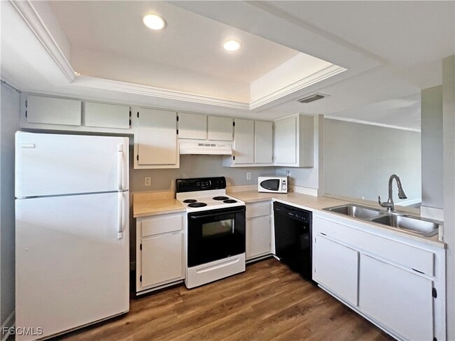 Building Photo - 4530 SW 10th Ave