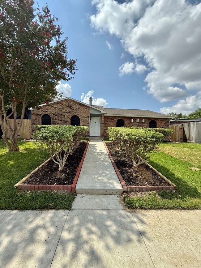 Building Photo - 14650 Lourdes Dr