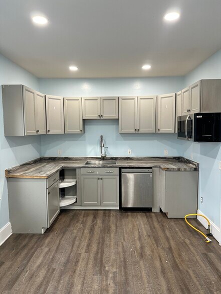 Building Photo - 270 Dewitt St