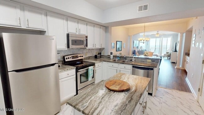 Building Photo - 2228 Beach Dr