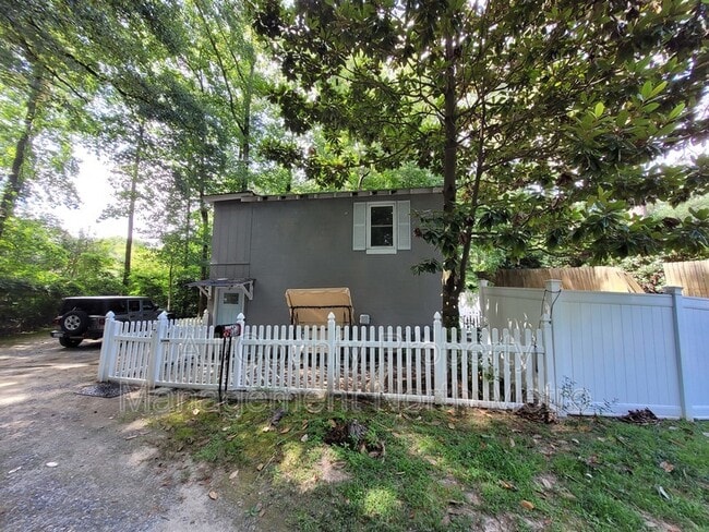 Building Photo - 5606 Roberts Dr