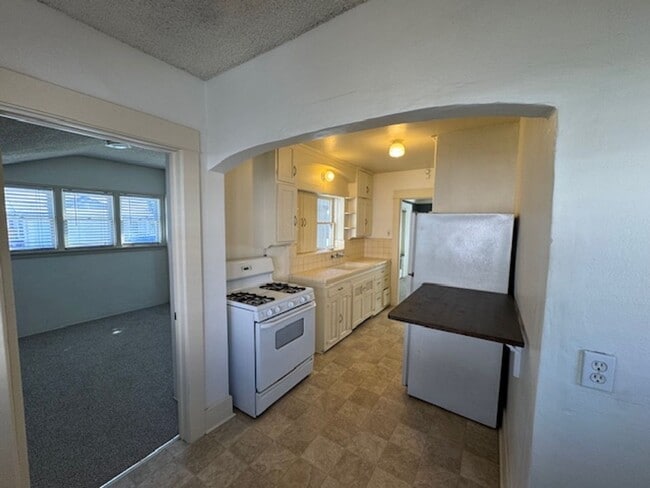 Building Photo - 3811 E 10th St