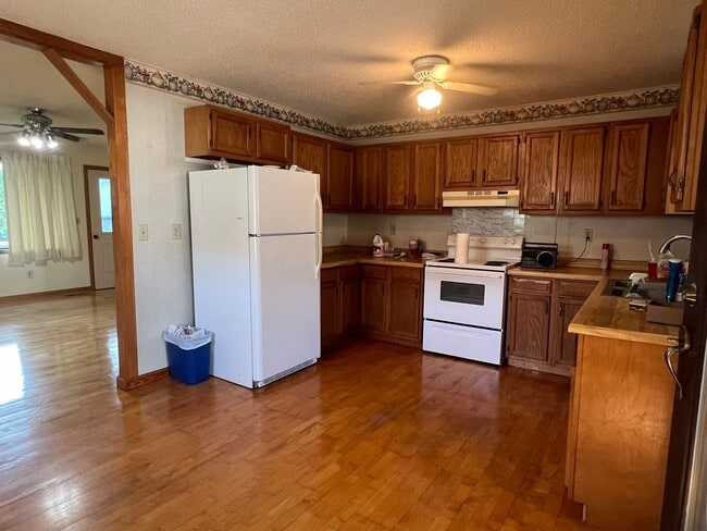 Building Photo - 2 bedroom, 1.5full bath House for rent on ...