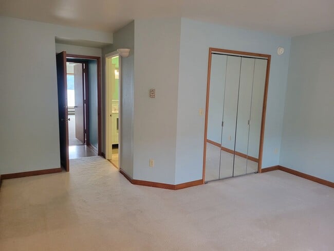 Building Photo - 2BD Condo Located in Charming Neighborhood...