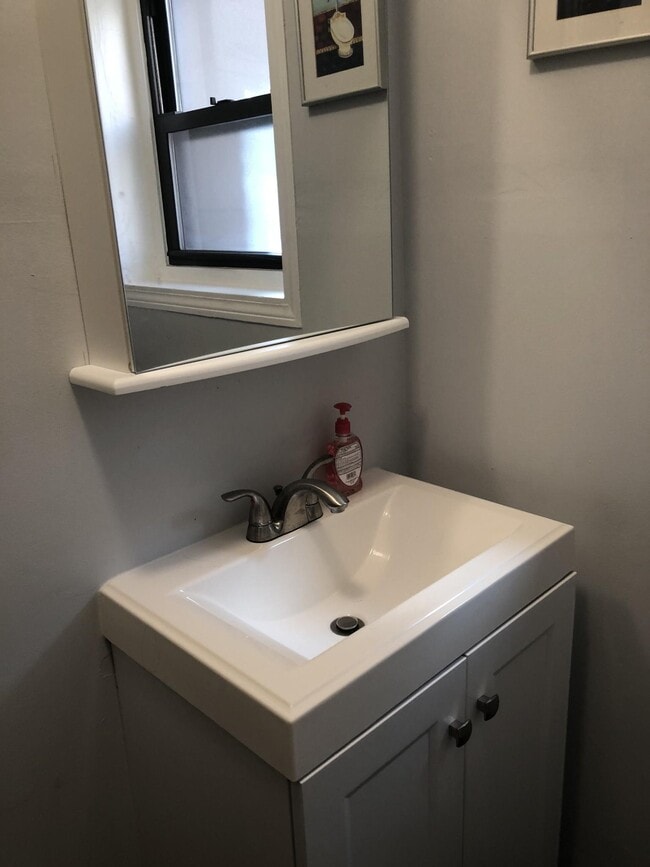 Building Photo - 456 Park Dr