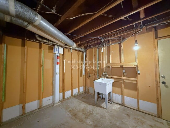 Building Photo - MOVE IN SPECIAL! ONE MONTH FREE! Timeless SE Portland 3 Bed Home w/Backyard, Hardwood Floors, & B...