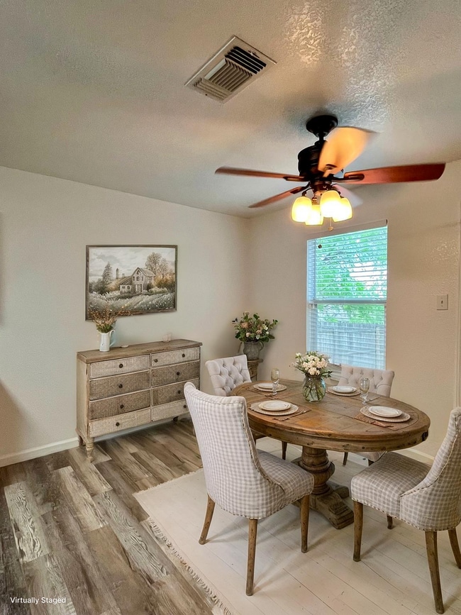 Building Photo - Large 4 bedroom/2.5 bath conveniently located to Lackland AFB! Move-in Ready!