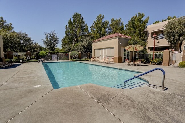 Building Photo - Gated First Floow Summerlin Condo - 2 Bedr...