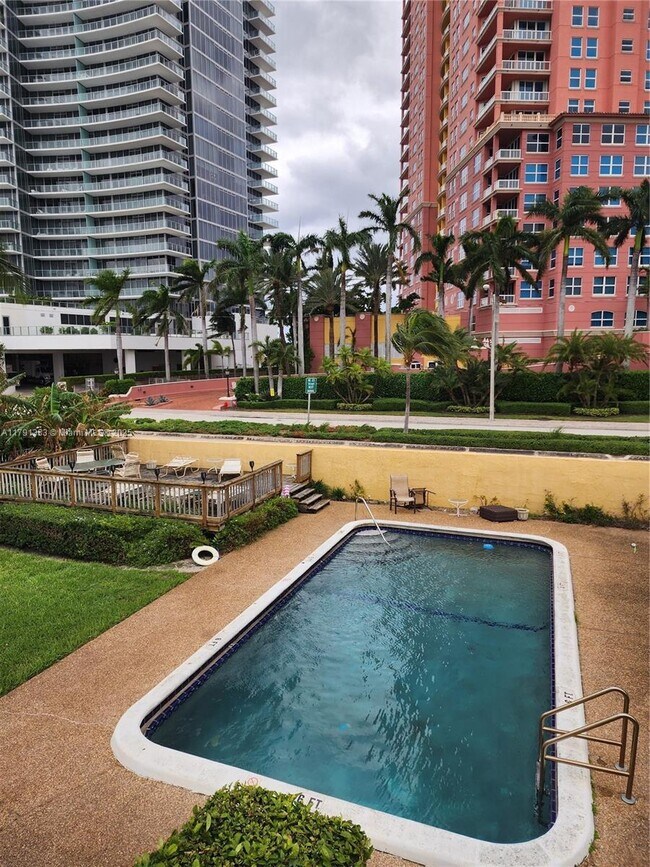 Building Photo - 2121 N Ocean Blvd