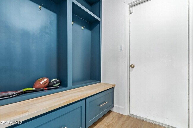 Building Photo - 5253 E Beck Ln