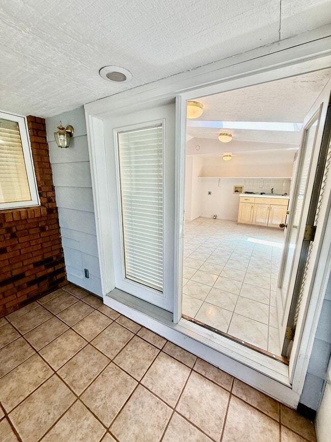 Building Photo - Distinctive and Spacious 5-BR Home in Bloomington