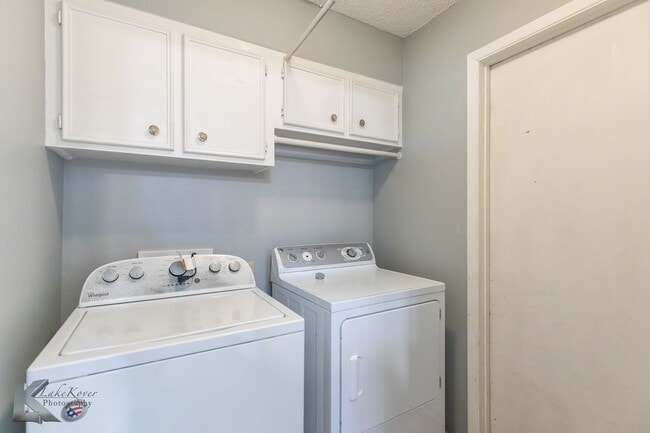 Building Photo - Cul-de-Sac 3/2/2; NEW INTERIOR PAINT DEC 2025; NEW CARPET DEC 2025!