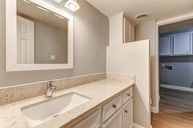 Building Photo - 1727 Cloister Dr